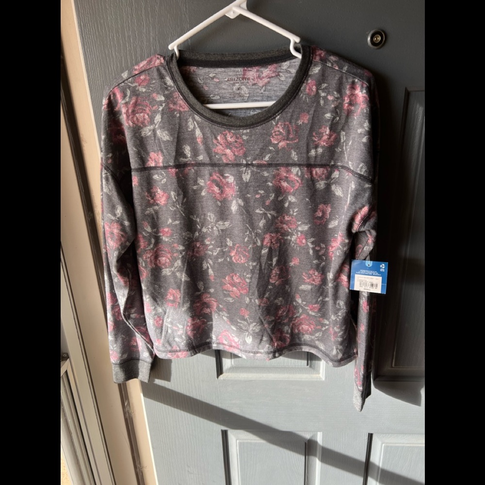 New with tags Arizona Jean Co brand juniors long sleeve gray floral top.  Sz Sm